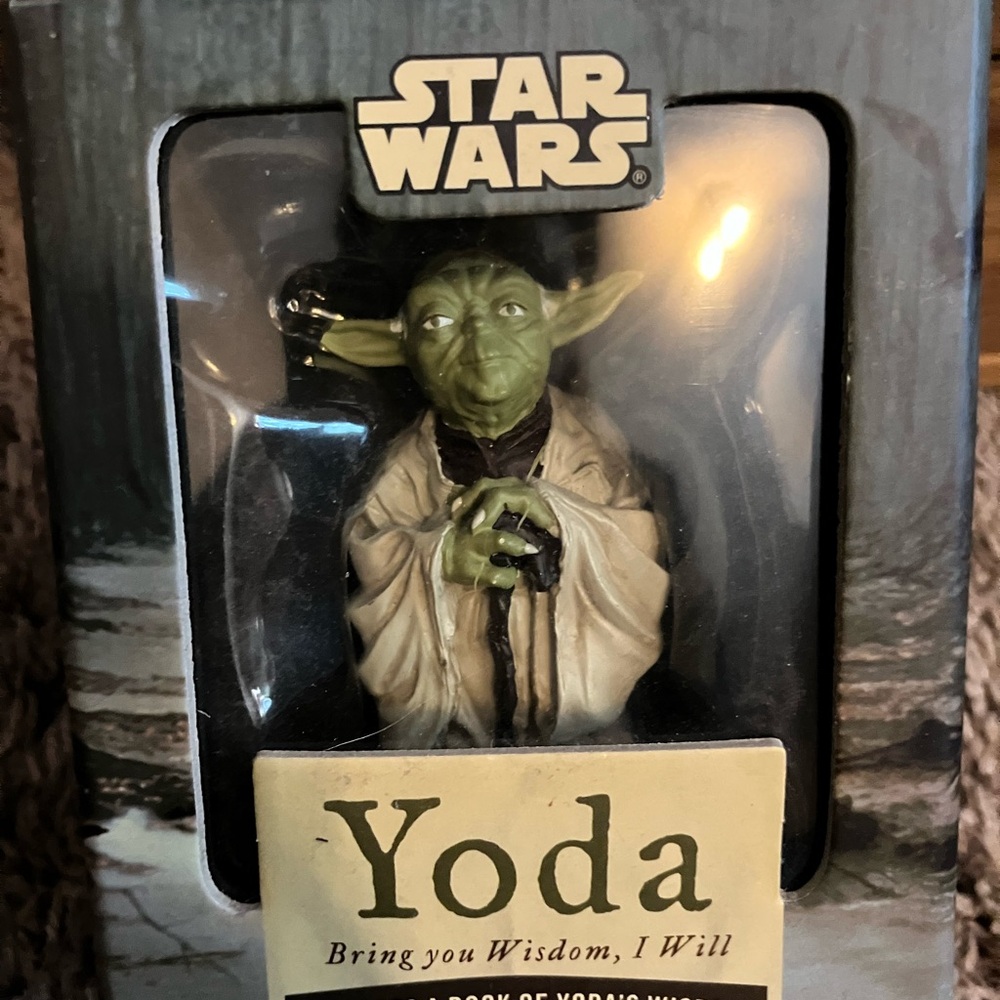 Star Wars Yoda Collectible Figurine - Green and Beige